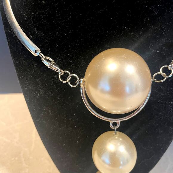 Women's Statement necklace large imitation faux pearls Iron curved silver chain - Picture 8 of 8